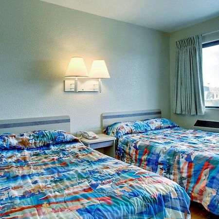 Motel 6 Manhattan Kansas Bagian luar foto