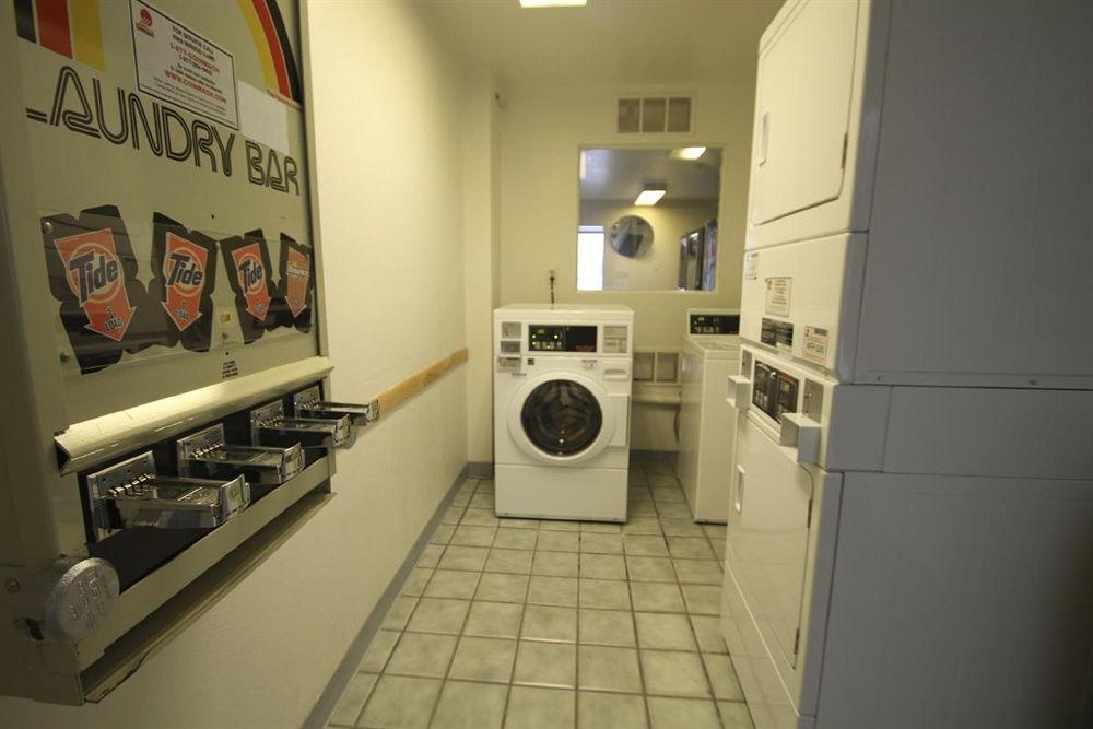 Motel 6 Manhattan Kansas Bagian luar foto