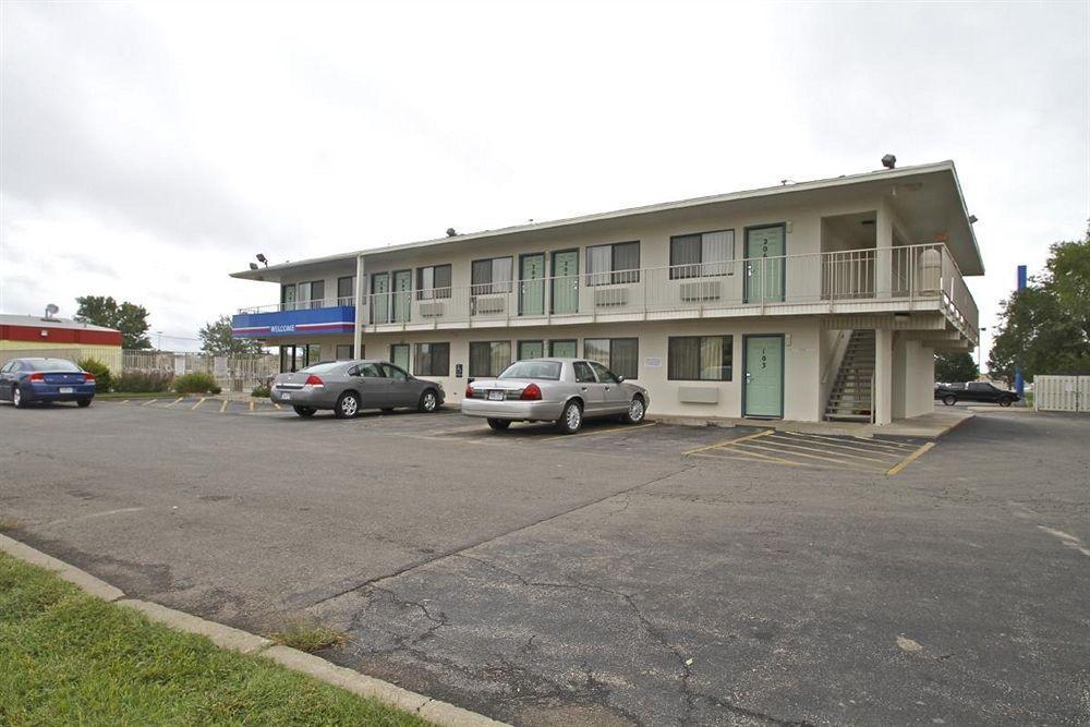 Motel 6 Manhattan Kansas Bagian luar foto