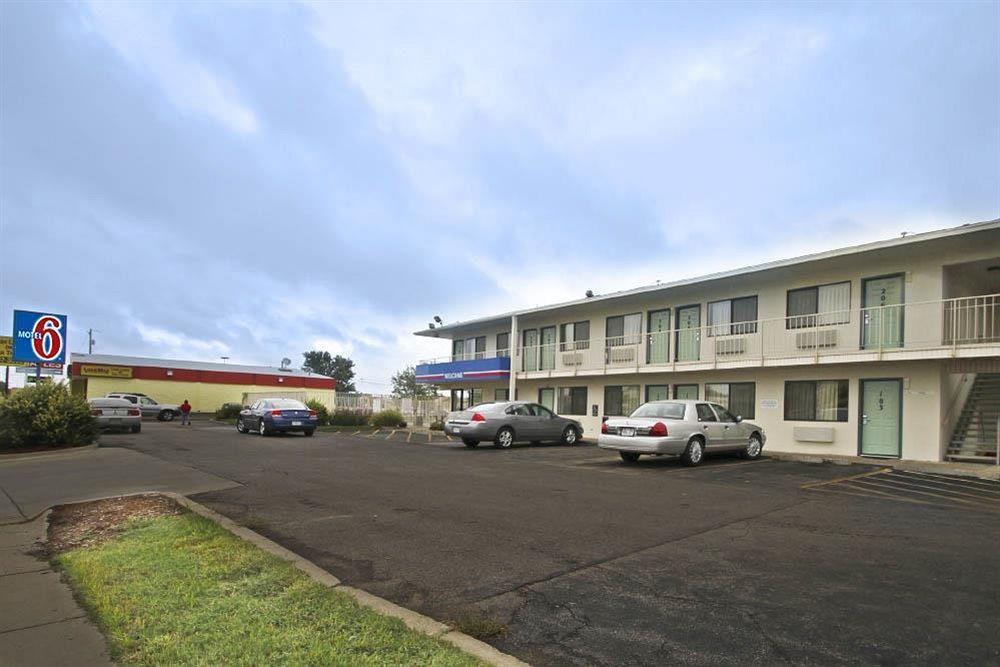 Motel 6 Manhattan Kansas Bagian luar foto