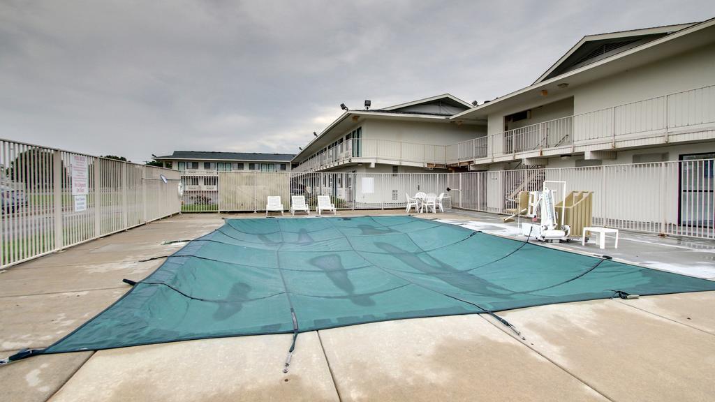 Motel 6 Manhattan Kansas Bagian luar foto
