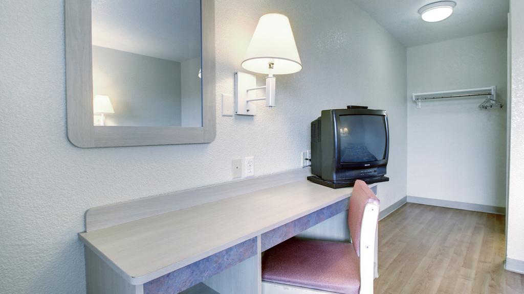 Motel 6 Manhattan Kansas Bagian luar foto