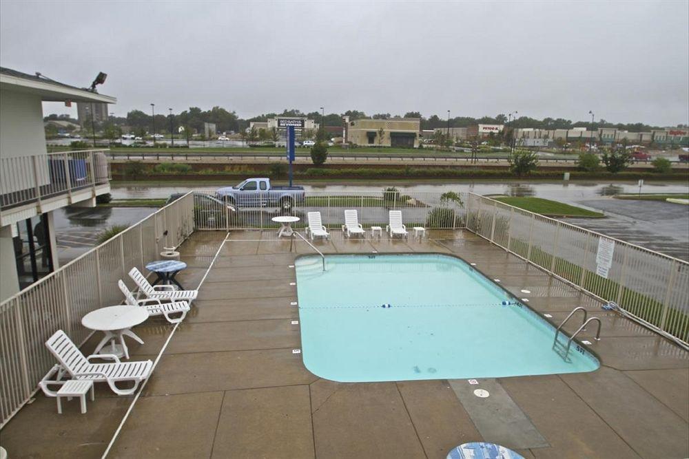 Motel 6 Manhattan Kansas Bagian luar foto