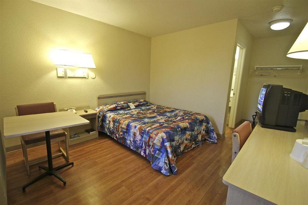 Motel 6 Manhattan Kansas Bagian luar foto