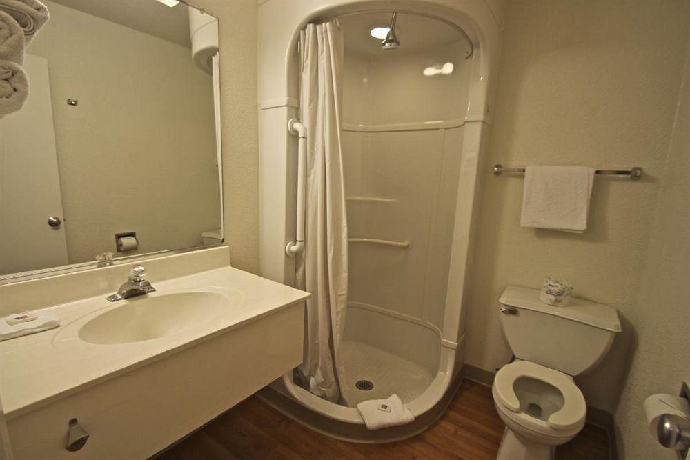 Motel 6 Manhattan Kansas Bagian luar foto