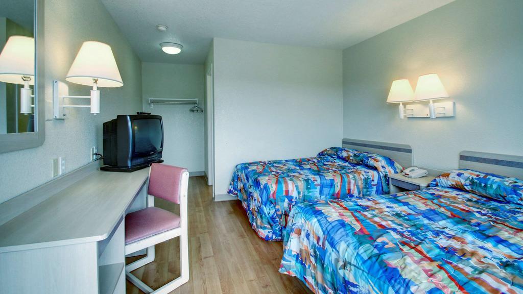 Motel 6 Manhattan Kansas Bagian luar foto