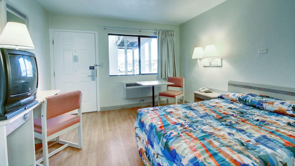 Motel 6 Manhattan Kansas Bagian luar foto