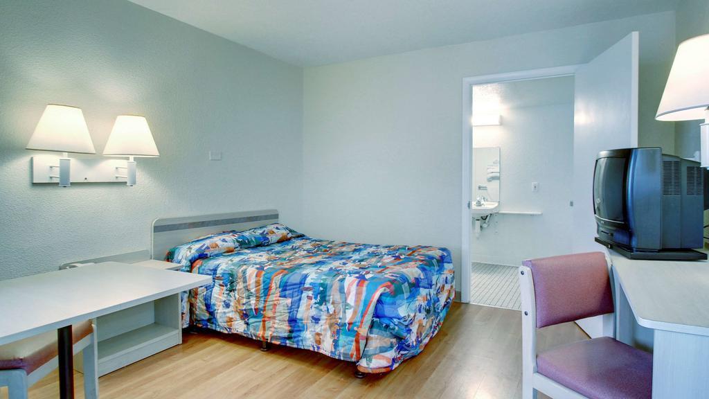 Motel 6 Manhattan Kansas Bagian luar foto