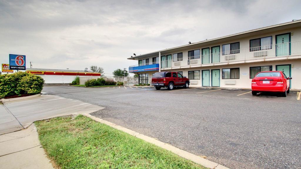 Motel 6 Manhattan Kansas Bagian luar foto
